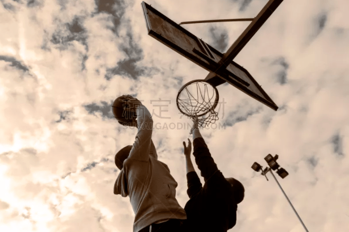 詹：现在的身体状态还不是很好；施洛特贝克整天说“废话”